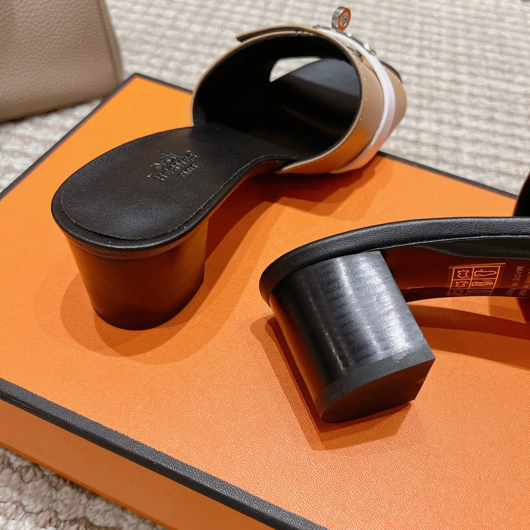 👟👟Ex-factory price 540👟👟 High version of the 2024 spring and summer new HERMES Hermès counter new style. The wedge-heeled Erjiu sandals and slippers, which have been extremely popular recently, are paired with various colorful socks. They are very trendy. Upper: cowhide. Outsole: technological imitation wood sole. Heel height: about 7cm. Size: Female 35-41 (40/41 non-refundable and non-exchangeable)